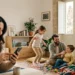 Una madre controlla la data di accredito dell'Assegno unico aprile 2026 sullo smartphone