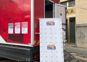 Il motorhome della campagna Salute a Bordo dell ASP di Ragusa parcheggiato in una piazza per gli screening.