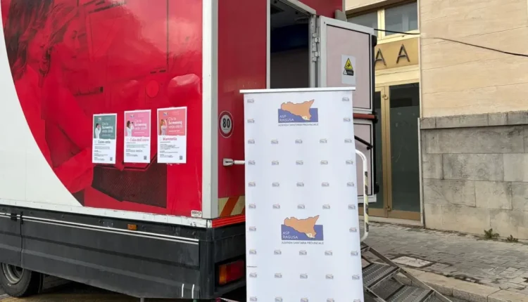Il motorhome della campagna Salute a Bordo dell ASP di Ragusa parcheggiato in una piazza per gli screening.
