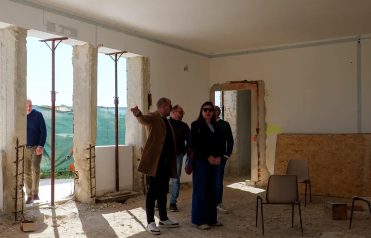 Cantiere per la ristrutturazione dell'asilo di Marina di Modica finanziato con fondi PNRR.