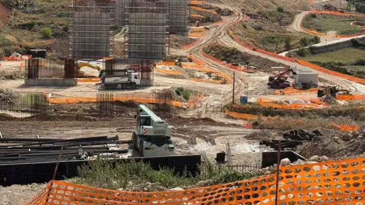 Cantiere per la costruzione dell'autostrada Ragusa-Catania con macchinari in azione