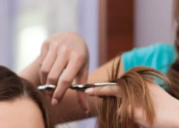 un docente taglia i capelli a due alunne per spiegare il riassunto. Scuola Bellini avvia indagine interna