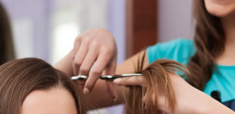 un docente taglia i capelli a due alunne per spiegare il riassunto. Scuola Bellini avvia indagine interna