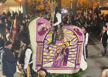 Un cavallo infiorato durante la secolare Cavalcata di San Giuseppe a Scicli