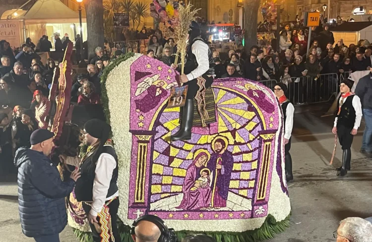 Un cavallo infiorato durante la secolare Cavalcata di San Giuseppe a Scicli