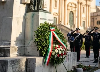 Cerimonia solenne per il 25 aprile a Ragusa presso il monumento ai caduti con bandiere tricolori