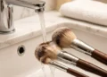 Pennelli da trucco con setole naturali lavati sotto acqua tiepida corrente con sapone neutro, secondo la tecnica corretta per non rovinare le fibre