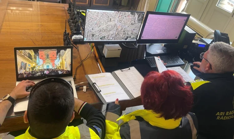 Volontari della Protezione Civile coordinano la sicurezza per la Pasqua 2026 a Scicli durante la festa dell Uomo Vivo.