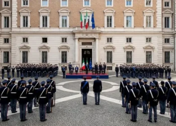 Dettaglio istituzionale divisa e bandiera Polizia di Stato.