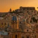 Facciate di edifici storici in pietra calcarea nel Centro storico di Ragusa Ibla, oggetto dei contributi comunali a fondo perduto per il restauro