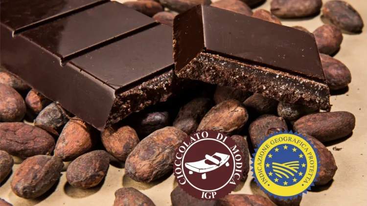 Una tavoletta di Cioccolato di Modica IGP accanto al sigillo di garanzia ministeriale durante un controllo qualità