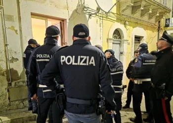 Pattuglie della Polizia e dei Carabinieri impegnate nei controlli interforze a Ragusa in centro storico.