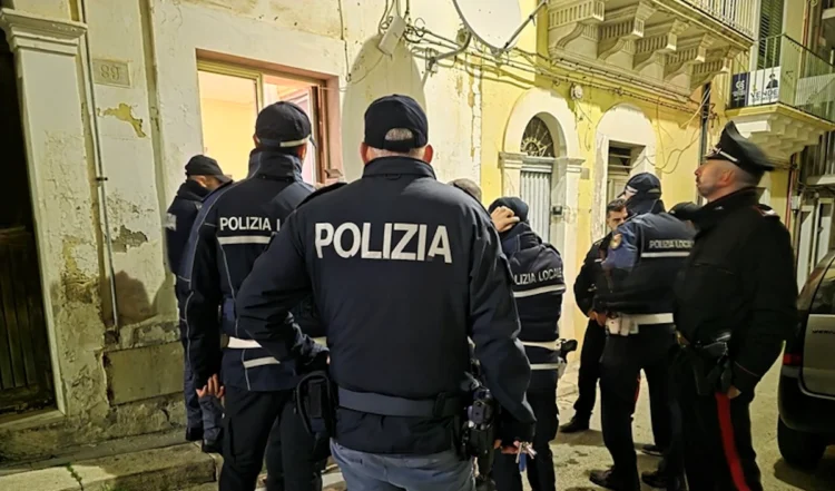 Pattuglie della Polizia e dei Carabinieri impegnate nei controlli interforze a Ragusa in centro storico.