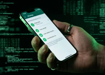 Schermata dello smartphone che mostra la sezione dispositivi collegati di WhatsApp per la sicurezza