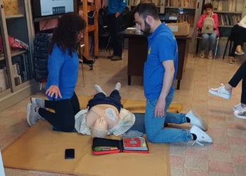 Istruttori della Misericordia effettuano una simulazione di rianimazione durante il corso di primo soccorso a Scicli