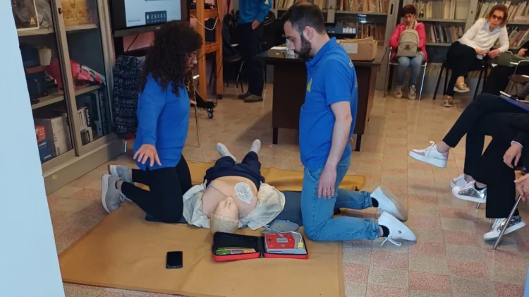 Istruttori della Misericordia effettuano una simulazione di rianimazione durante il corso di primo soccorso a Scicli