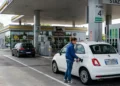 Distributore di carburante con prezzi esposti durante il ponte del 1 maggio