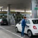 Distributore di carburante con prezzi esposti durante il ponte del 1 maggio