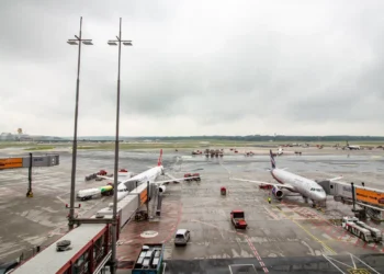 Rifornimento di un aereo di linea in pista durante la crisi carburante 2026.