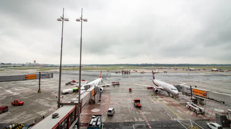 Rifornimento di un aereo di linea in pista durante la crisi carburante 2026.