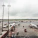 Rifornimento di un aereo di linea in pista durante la crisi carburante 2026.