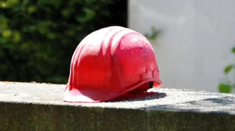 Area di cantiere sequestrata dopo il crollo di una gru a Palermo che ha causato vittime