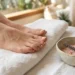 Piedi lisci e curati appoggiati su un asciugamano bianco in un ambiente spa