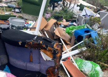 Veduta dell'area degradata del Parco Urbano di Ragusa con cumuli di rifiuti abbandonati.