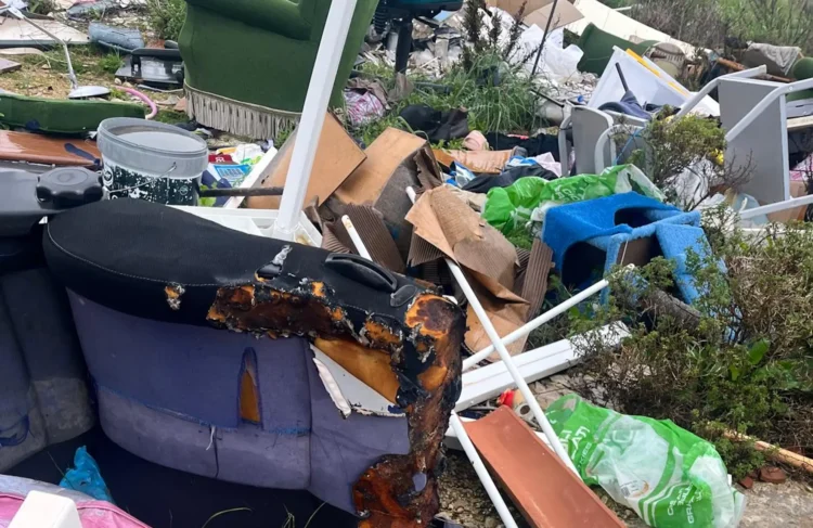 Veduta dell'area degradata del Parco Urbano di Ragusa con cumuli di rifiuti abbandonati.