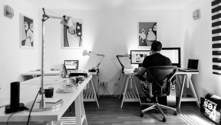 Studente che segue le lezioni tramite didattica a distanza a causa della crisi energetica.