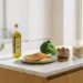Una selezione di alimenti sani come salmone, olio d'oliva e noci per la dieta colesterolo alto