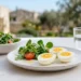 Tre uova sode tagliate a metà su un piatto bianco con insalata fresca, simbolo della dieta proteica