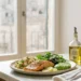 Un pasto salutare con salmone, avocado e spinaci, ideale per la dieta Hashimoto