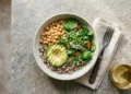 Un piatto equilibrato di quinoa e verdure che rappresenta i principi della dieta olistica