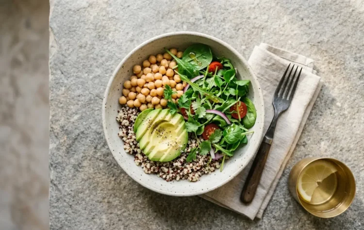 Un piatto equilibrato di quinoa e verdure che rappresenta i principi della dieta olistica