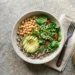 Un piatto equilibrato di quinoa e verdure che rappresenta i principi della dieta olistica