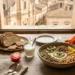 Tavola mediterranea con legumi, cereali integrali, verdure fresche e frutta secca: i cibi consigliati per dimagrire senza fare la dieta