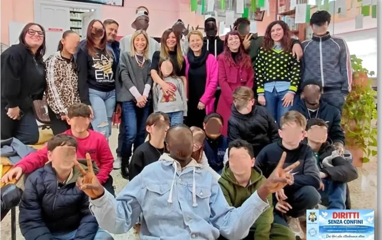 Ragazzi di diverse nazionalità riuniti per l'evento Diritti senza confini a Comiso nella biblioteca comunale