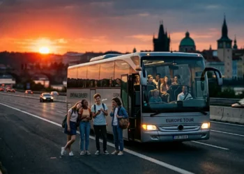 Il professor Domenico Lucifora salva 19 studenti a Praga prendendo il volante del bus dopo il malore dell'autista