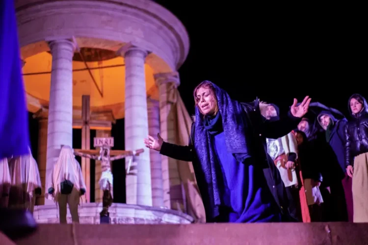 Attori e figuranti durante le prove del Dramma Sacro a Vittoria in Piazza Calvario sotto la pioggia