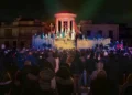Rappresentazione del Dramma Sacro di Vittoria in Piazza Calvario con attori e coro sotto le luci scenografiche.
