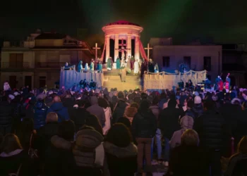 Rappresentazione del Dramma Sacro di Vittoria in Piazza Calvario con attori e coro sotto le luci scenografiche.