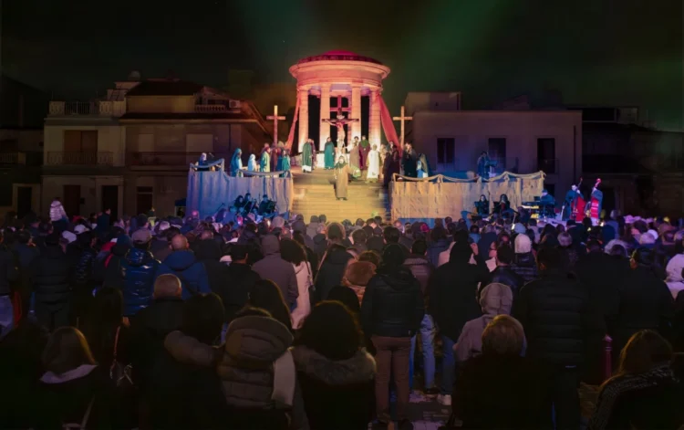 Rappresentazione del Dramma Sacro di Vittoria in Piazza Calvario con attori e coro sotto le luci scenografiche.