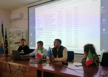 Studenti a Modica durante una lezione di educazione ambientale e riciclo