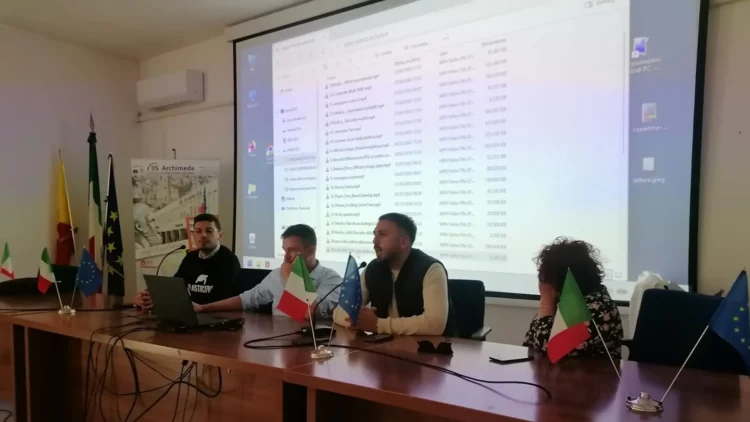 Studenti a Modica durante una lezione di educazione ambientale e riciclo