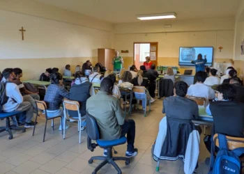 Lezione di educazione ambientale a Vittoria presso l'istituto Caruano con volontari e studenti.