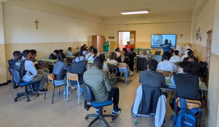 Lezione di educazione ambientale a Vittoria presso l'istituto Caruano con volontari e studenti.