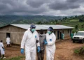 Operatori sanitari in tute protettive nel distretto di Mpanda in Burundi
