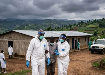 Operatori sanitari in tute protettive nel distretto di Mpanda in Burundi