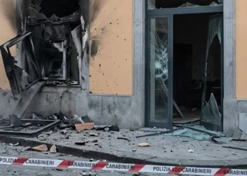 Grave esplosione bancomat a Melilli: ordigno distrugge la filiale e danneggia abitazioni